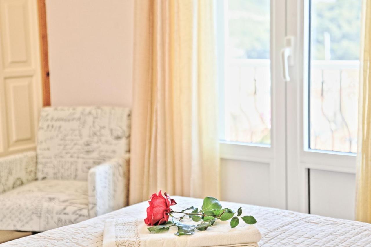 Avgi Ena Apartment Гайос Екстериор снимка
