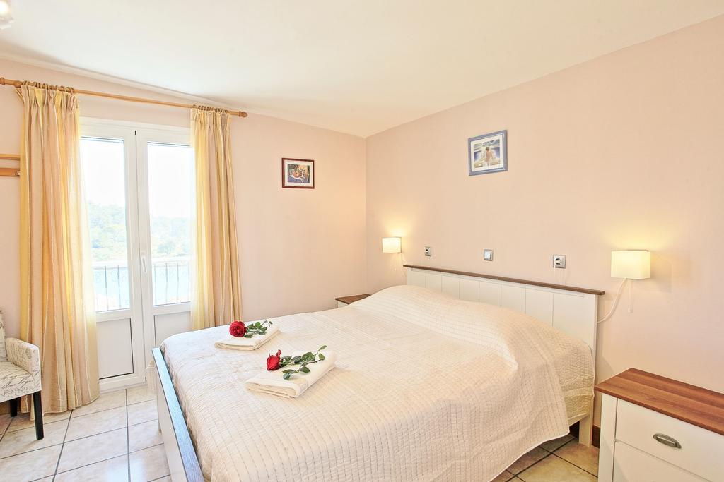 Avgi Ena Apartment Гайос Екстериор снимка